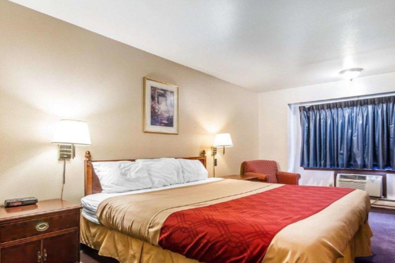 Rodeway Inn & Suites Madison East Ngoại thất bức ảnh