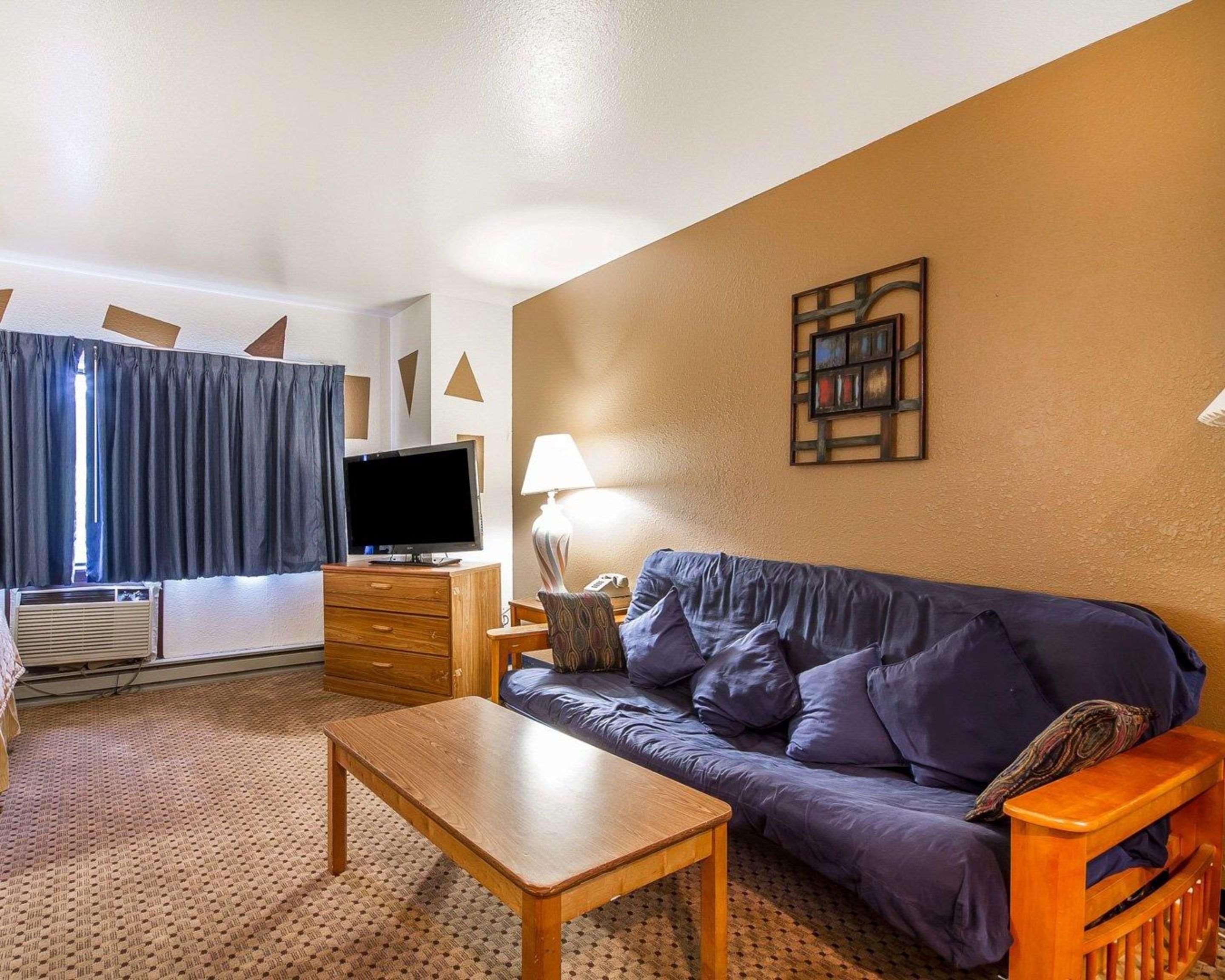 Rodeway Inn & Suites Madison East Ngoại thất bức ảnh