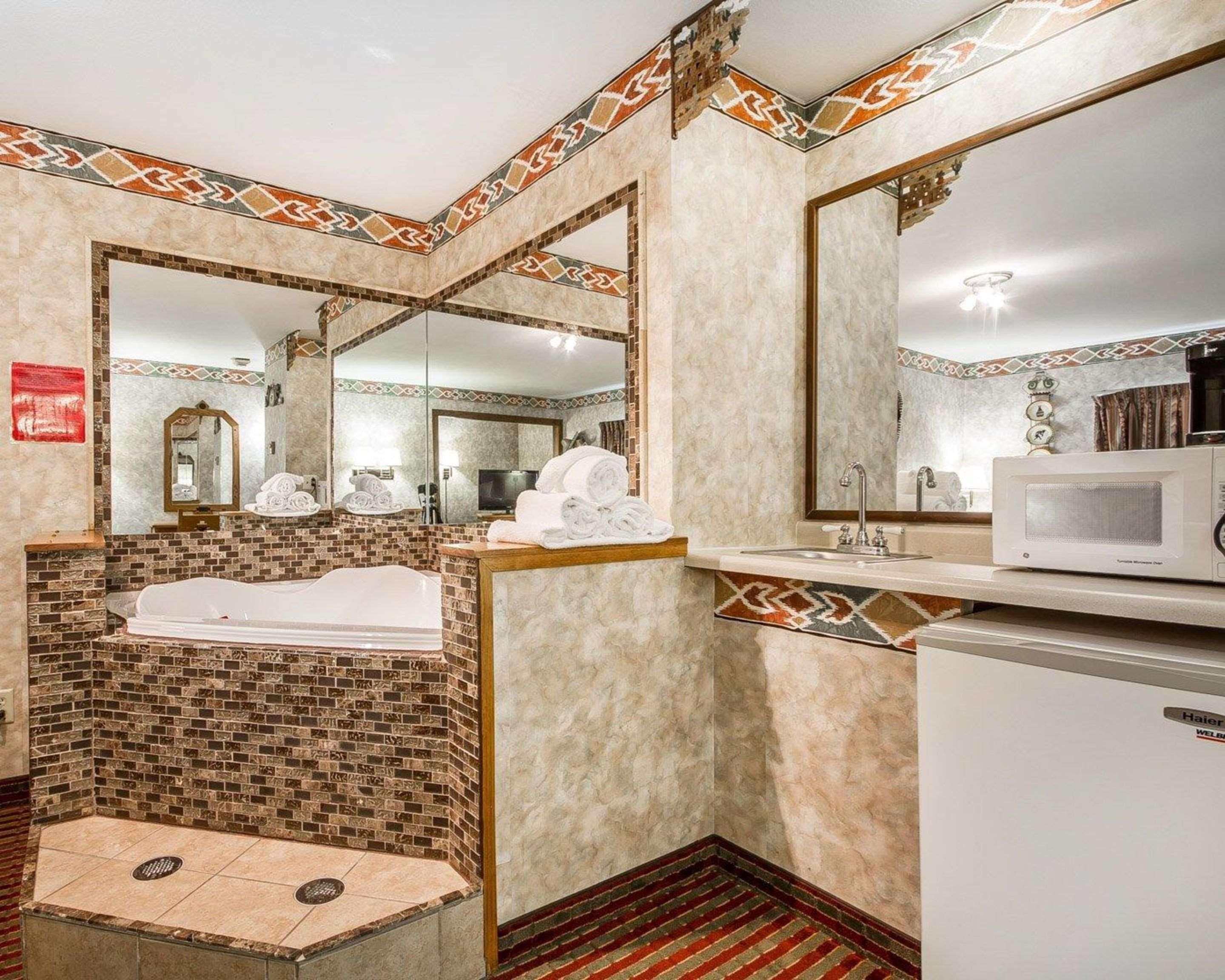 Rodeway Inn & Suites Madison East Ngoại thất bức ảnh