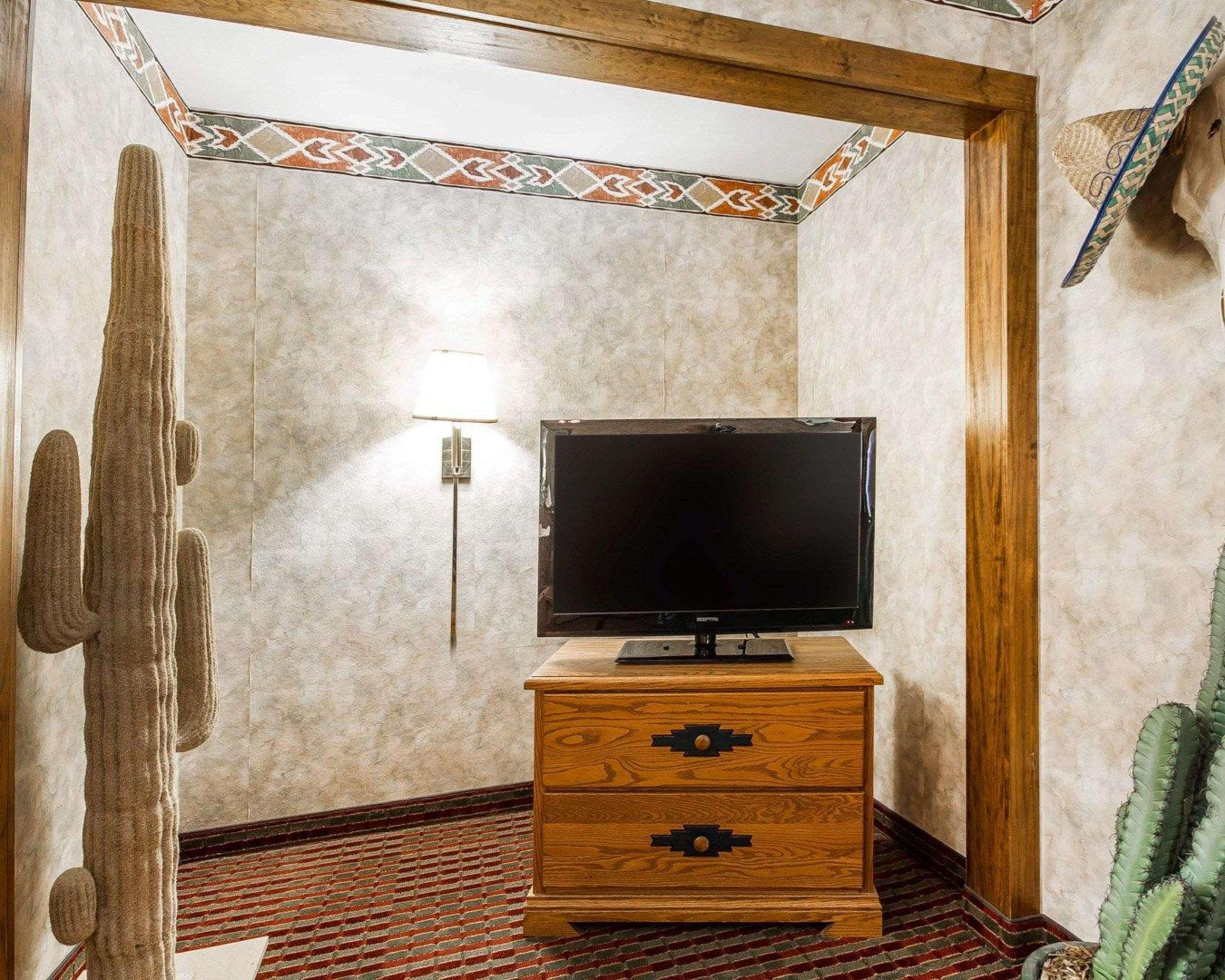 Rodeway Inn & Suites Madison East Ngoại thất bức ảnh
