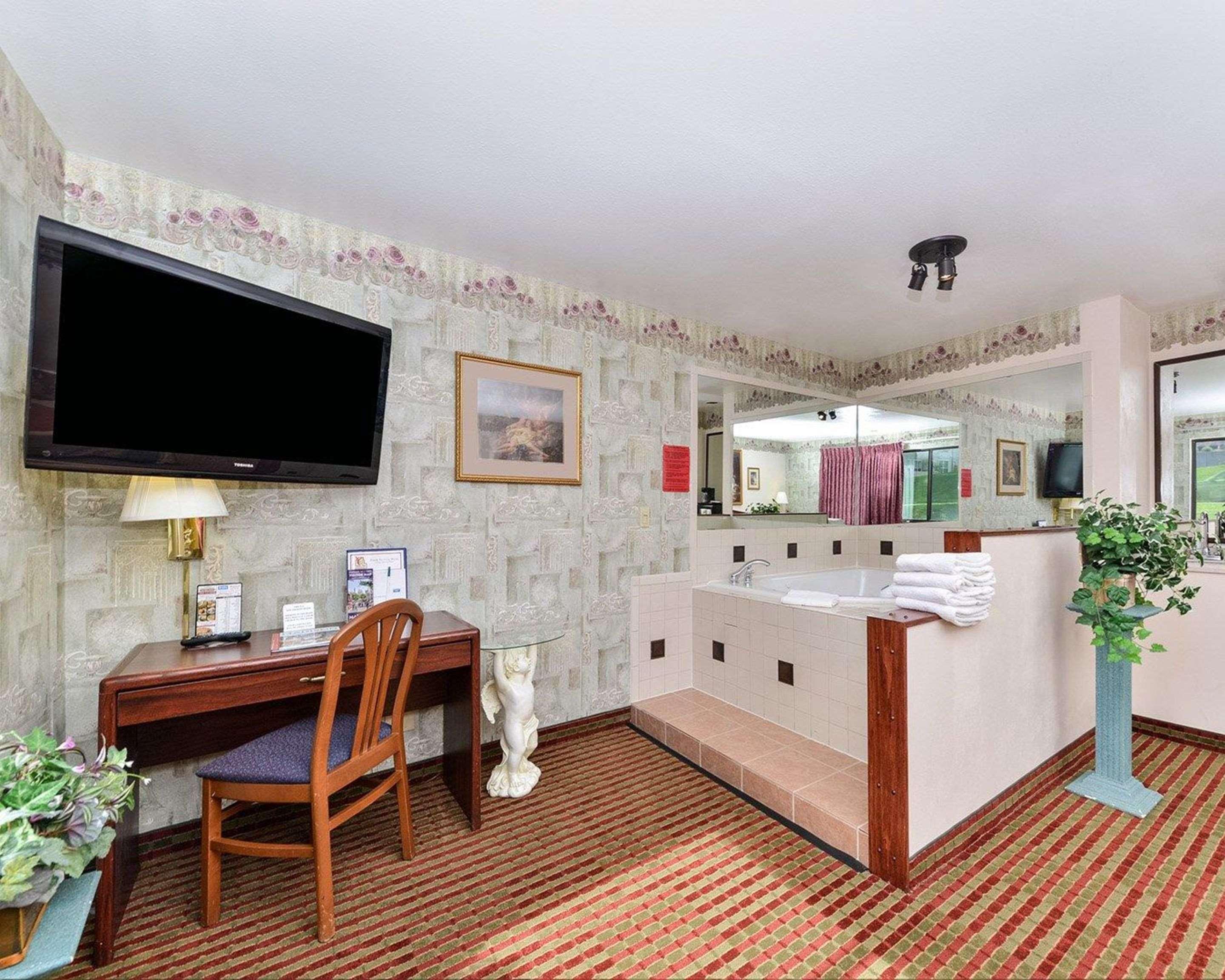 Rodeway Inn & Suites Madison East Ngoại thất bức ảnh