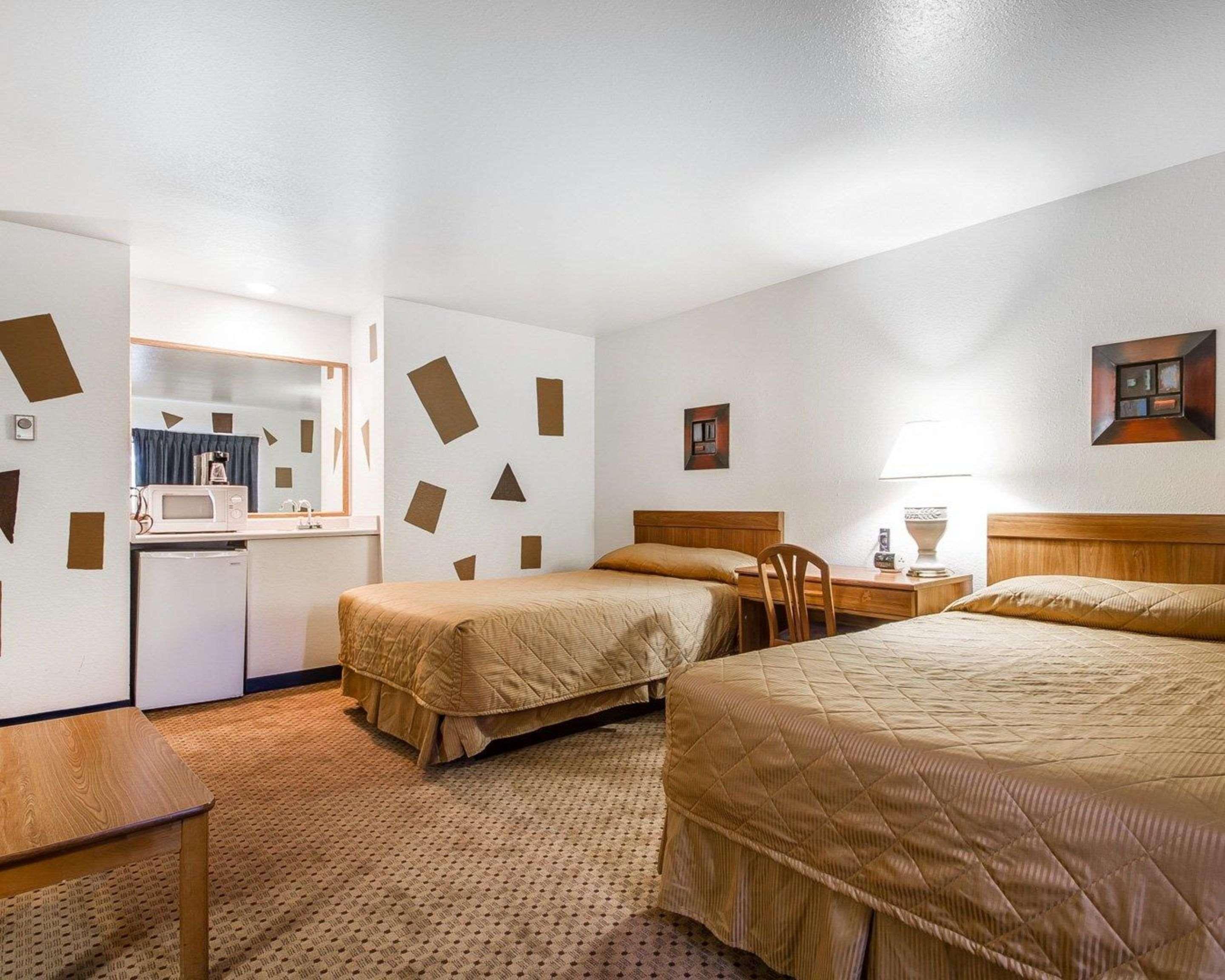 Rodeway Inn & Suites Madison East Ngoại thất bức ảnh
