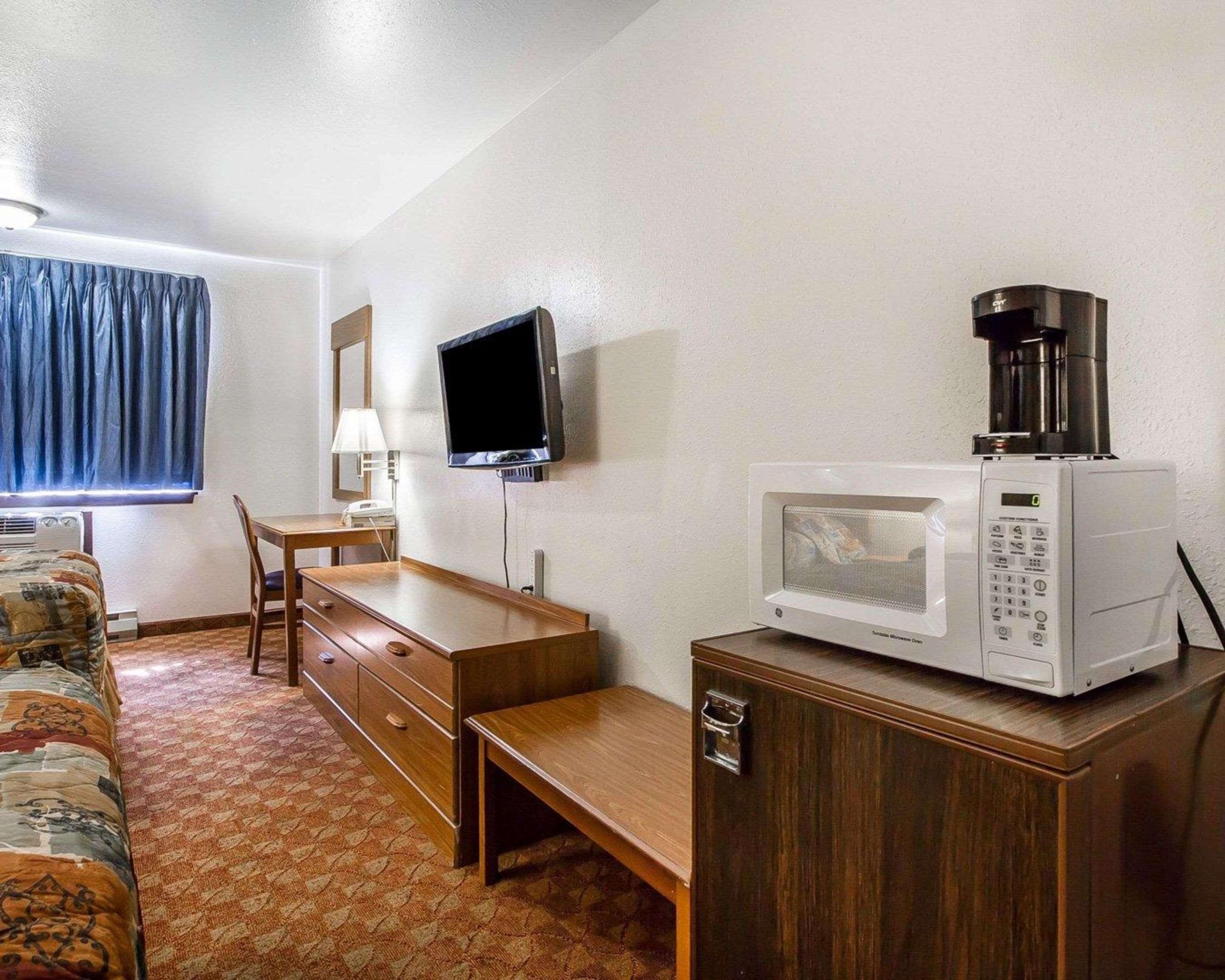 Rodeway Inn & Suites Madison East Ngoại thất bức ảnh