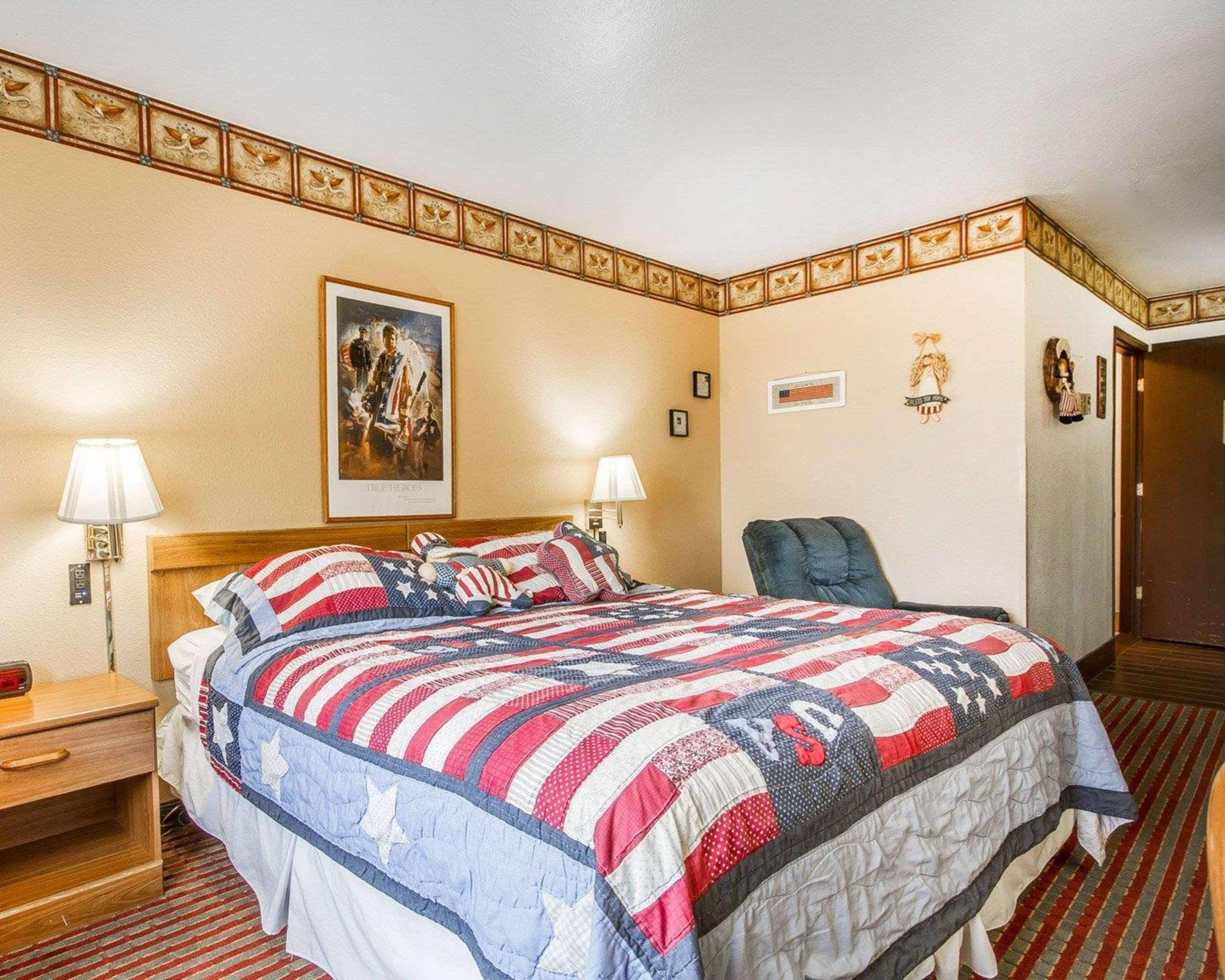 Rodeway Inn & Suites Madison East Ngoại thất bức ảnh