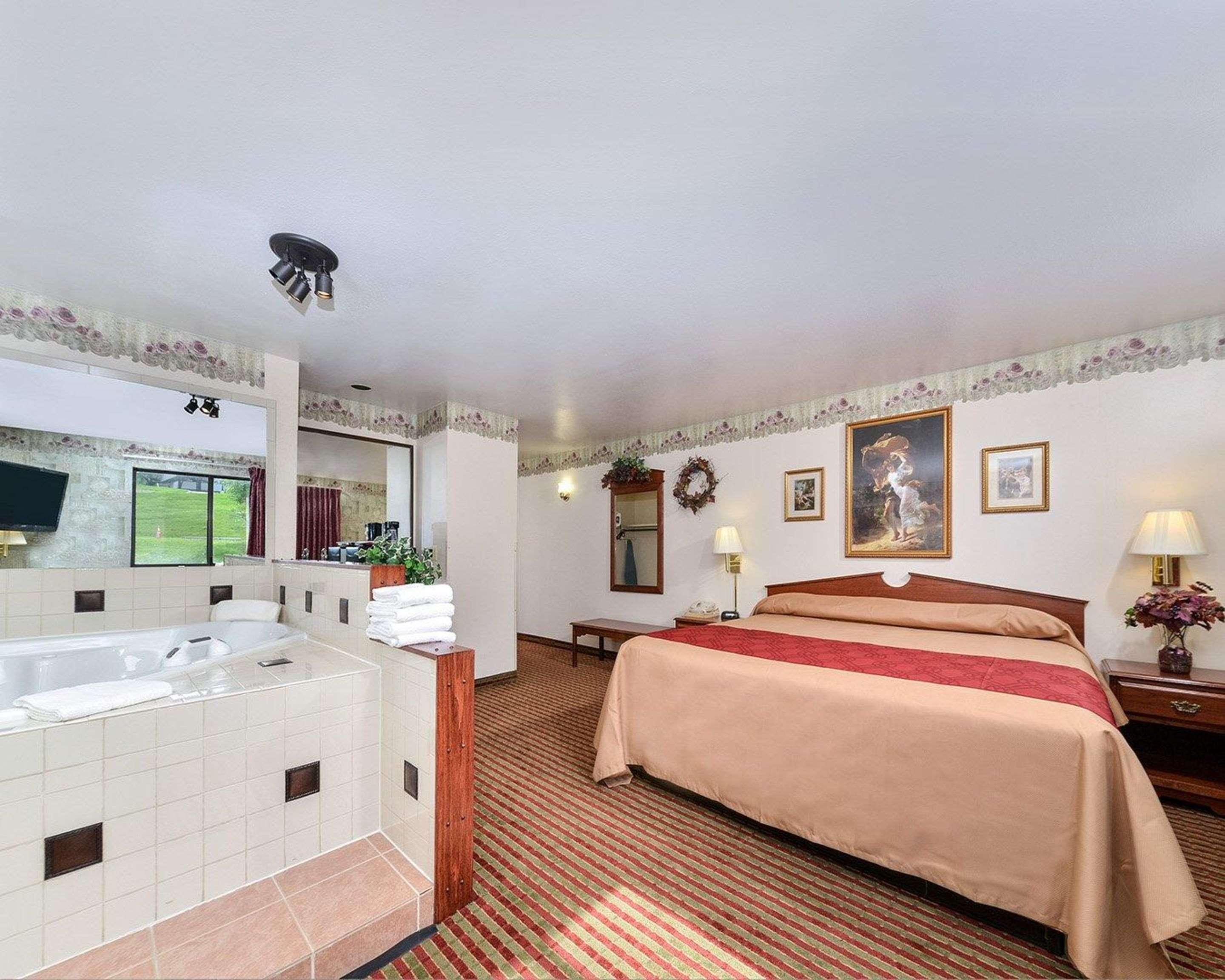 Rodeway Inn & Suites Madison East Ngoại thất bức ảnh