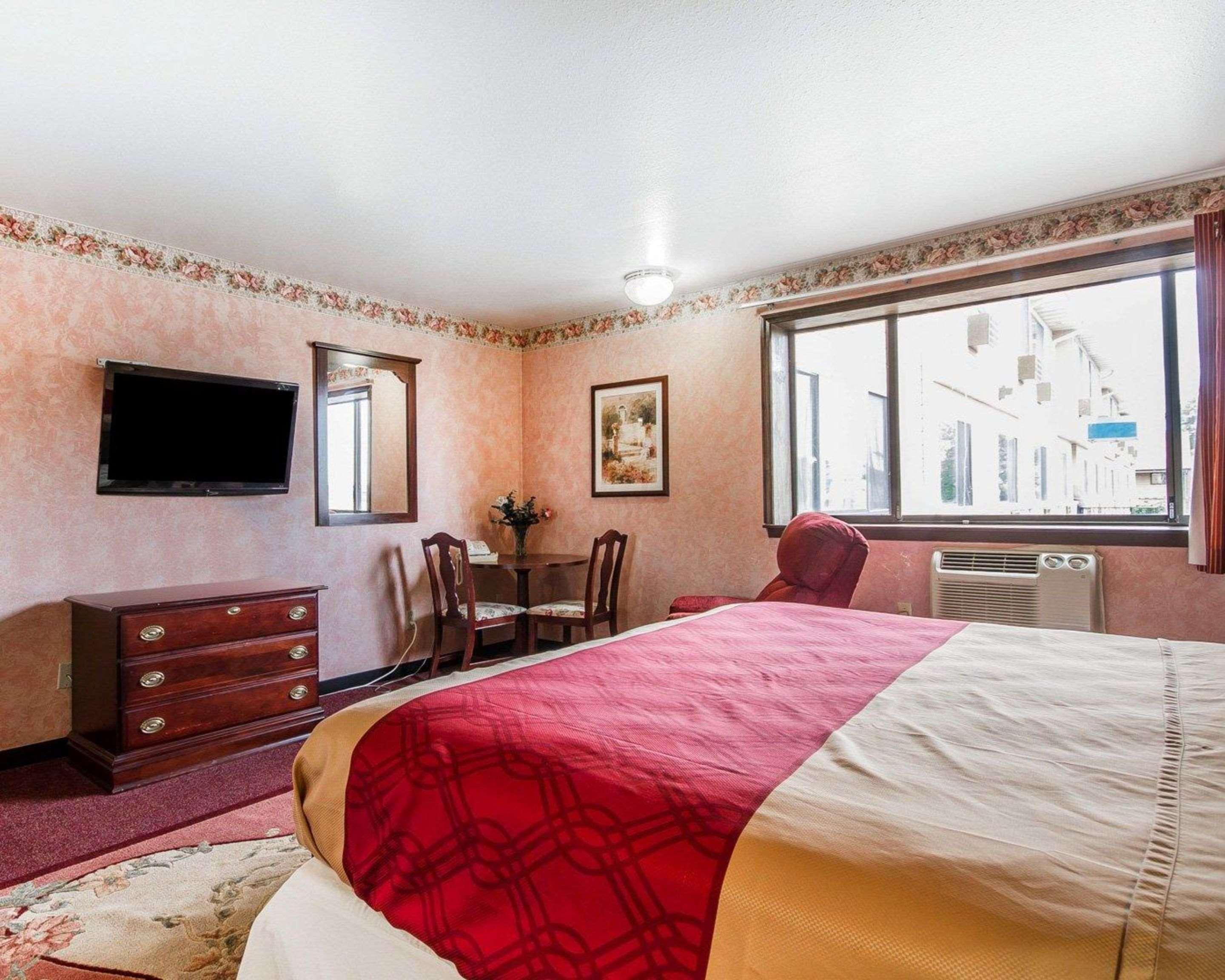 Rodeway Inn & Suites Madison East Ngoại thất bức ảnh