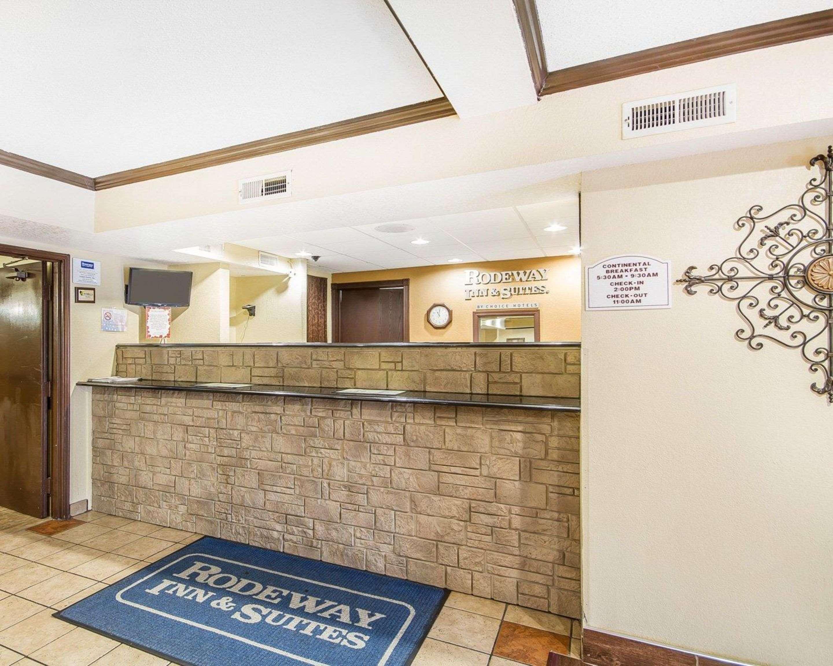 Rodeway Inn & Suites Madison East Ngoại thất bức ảnh