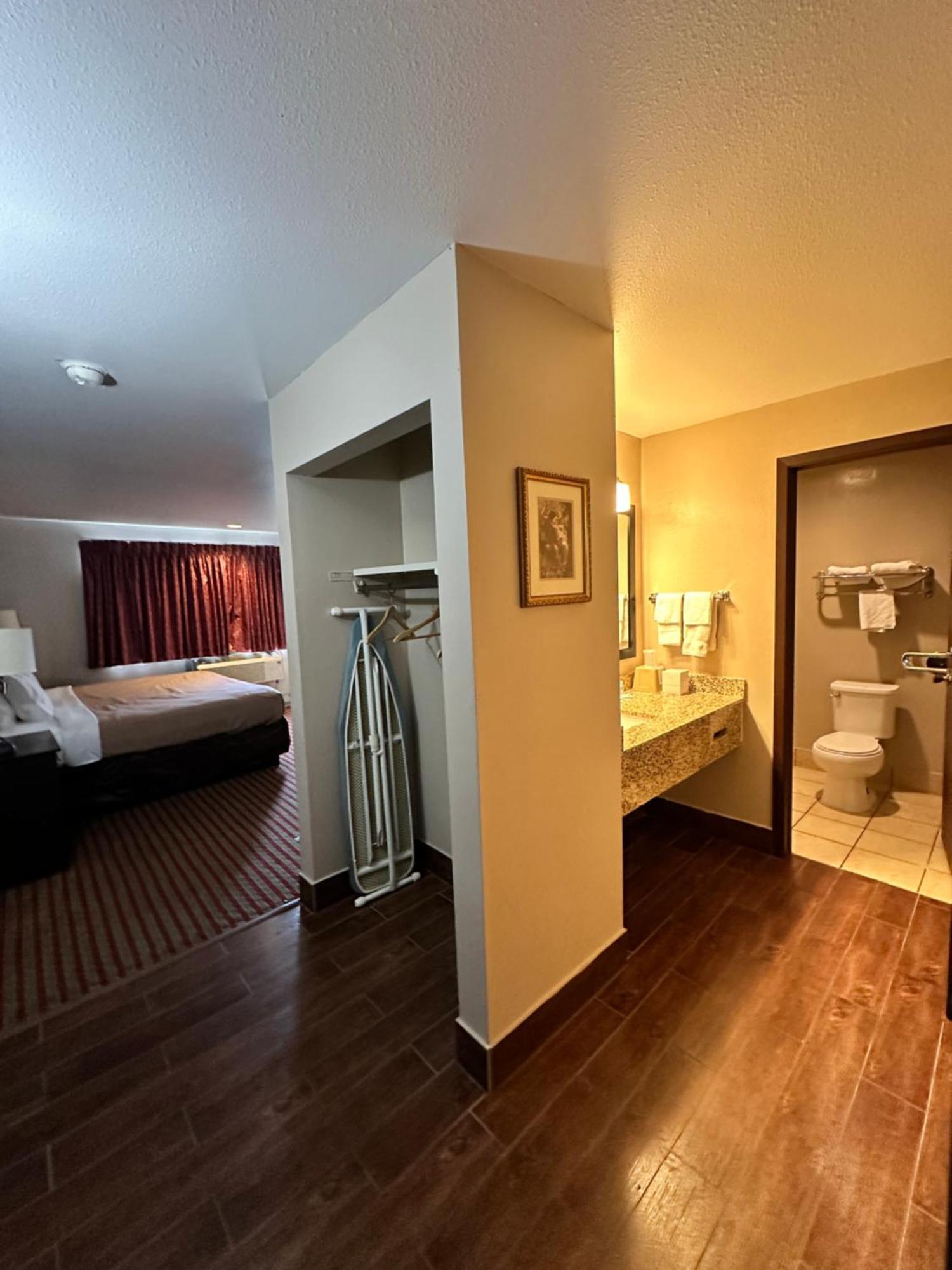 Rodeway Inn & Suites Madison East Ngoại thất bức ảnh