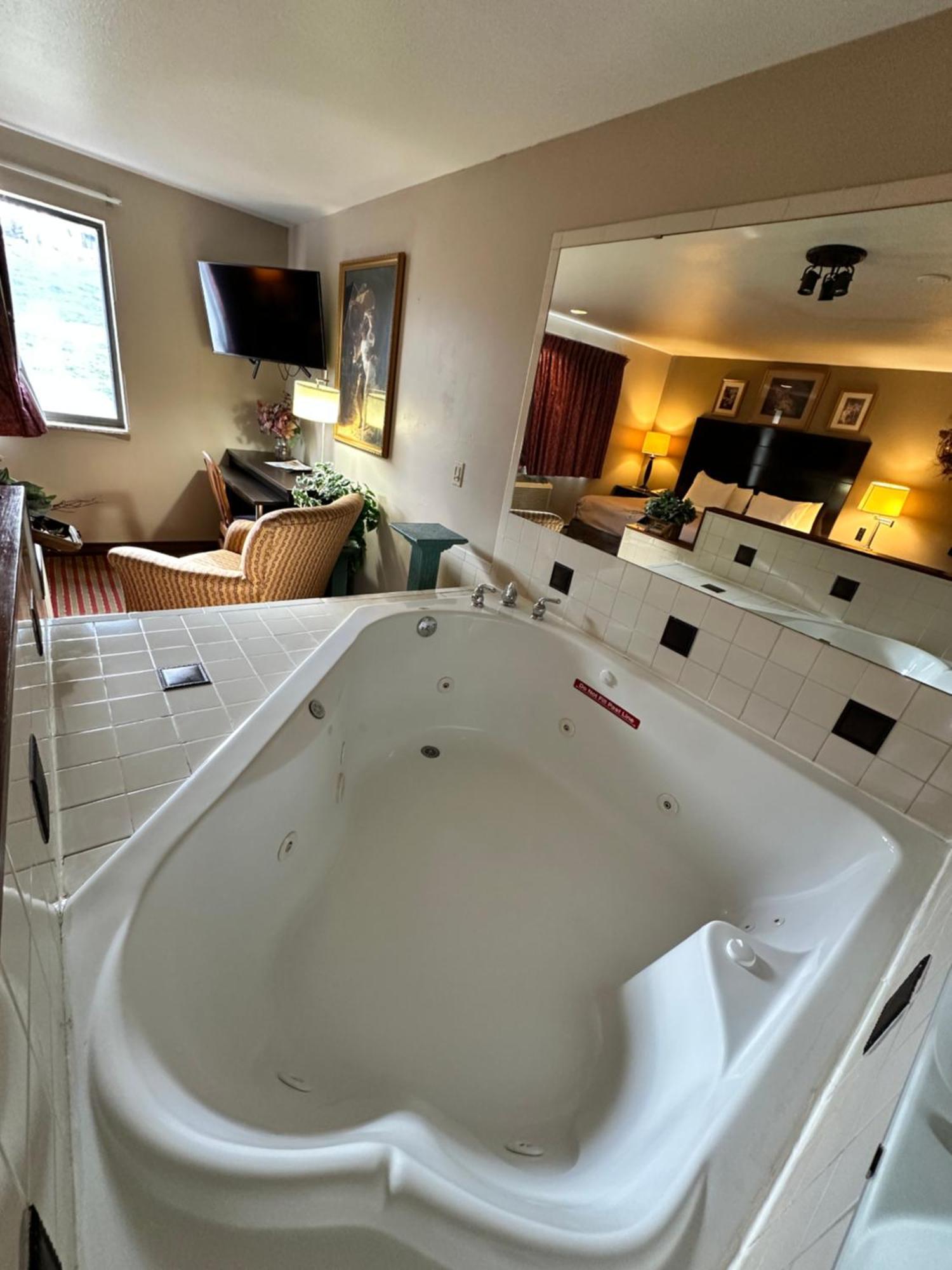 Rodeway Inn & Suites Madison East Ngoại thất bức ảnh