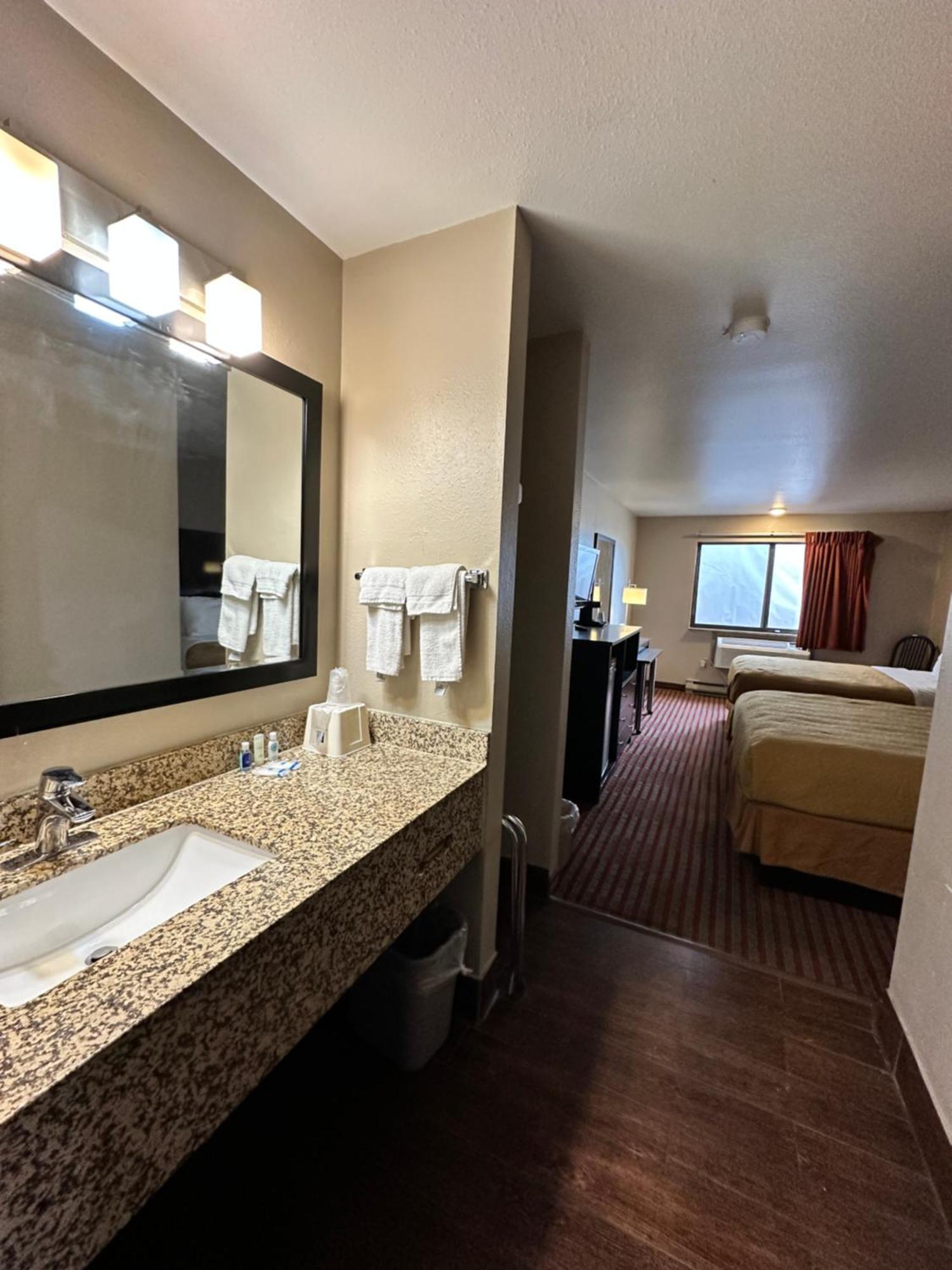 Rodeway Inn & Suites Madison East Ngoại thất bức ảnh