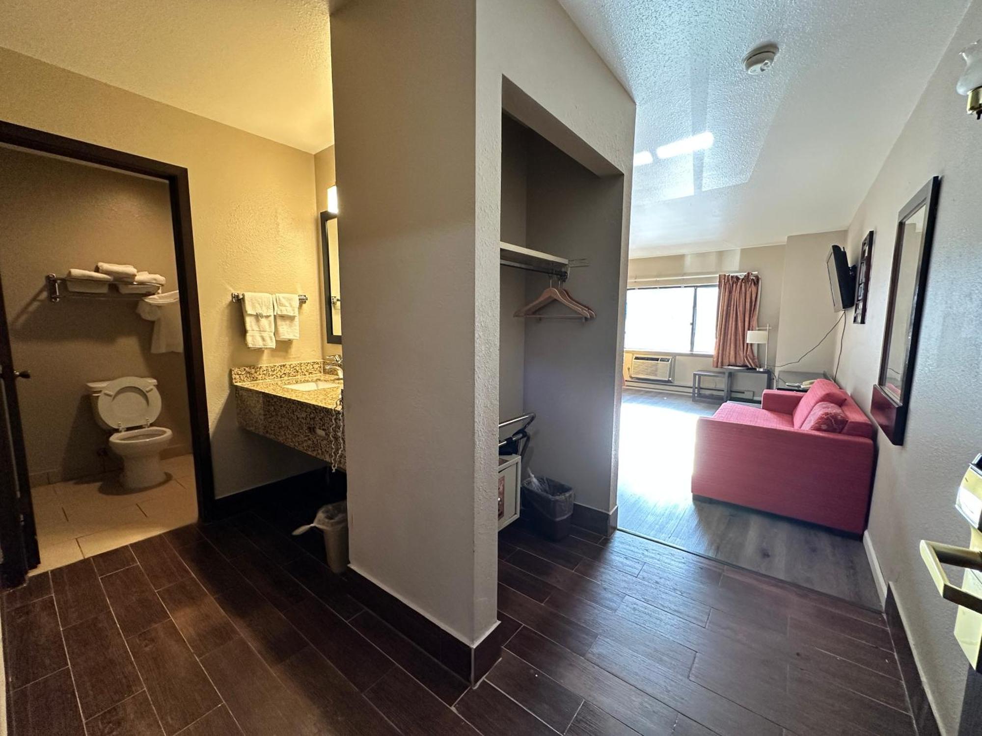 Rodeway Inn & Suites Madison East Ngoại thất bức ảnh