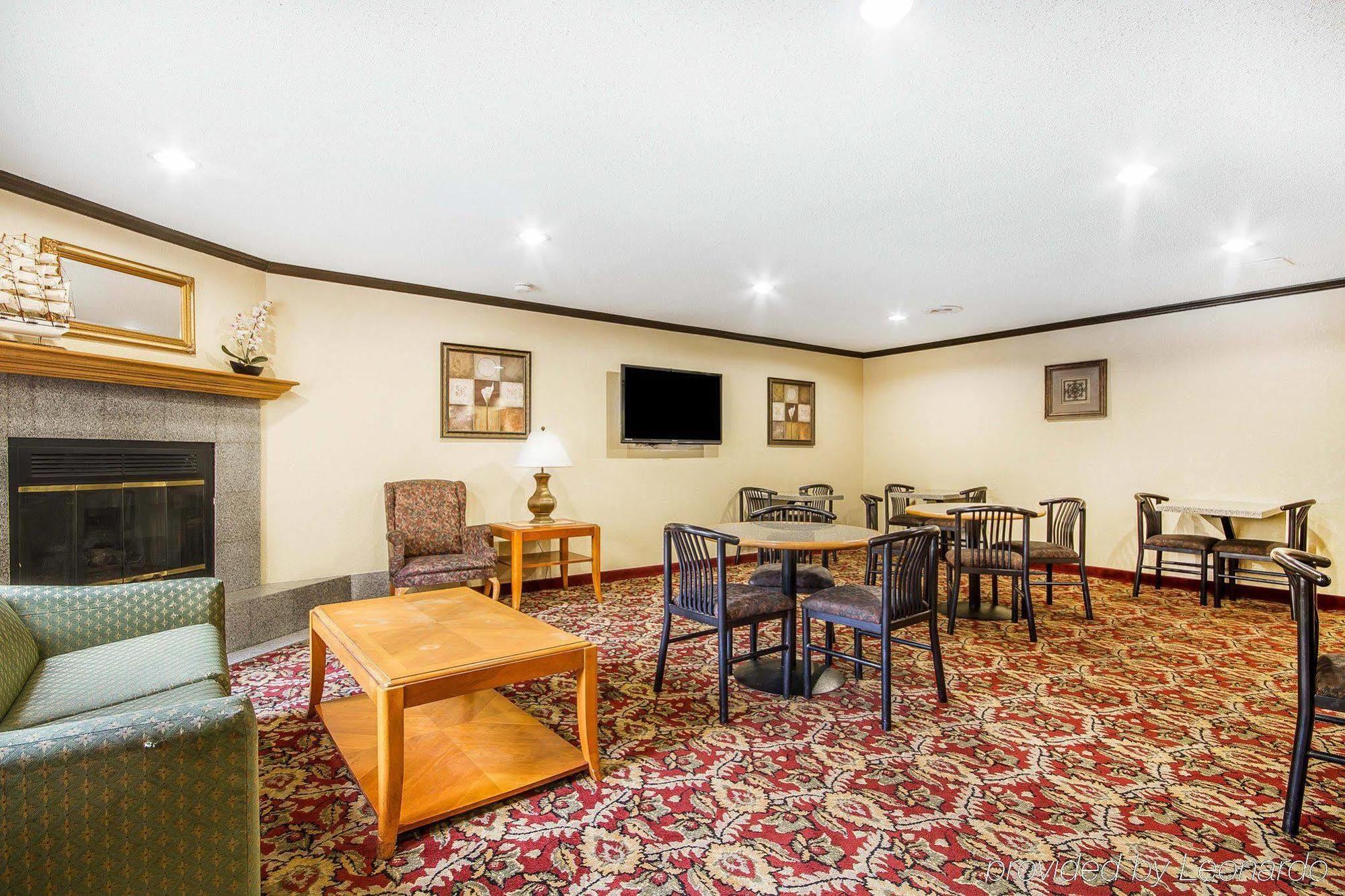 Rodeway Inn & Suites Madison East Ngoại thất bức ảnh
