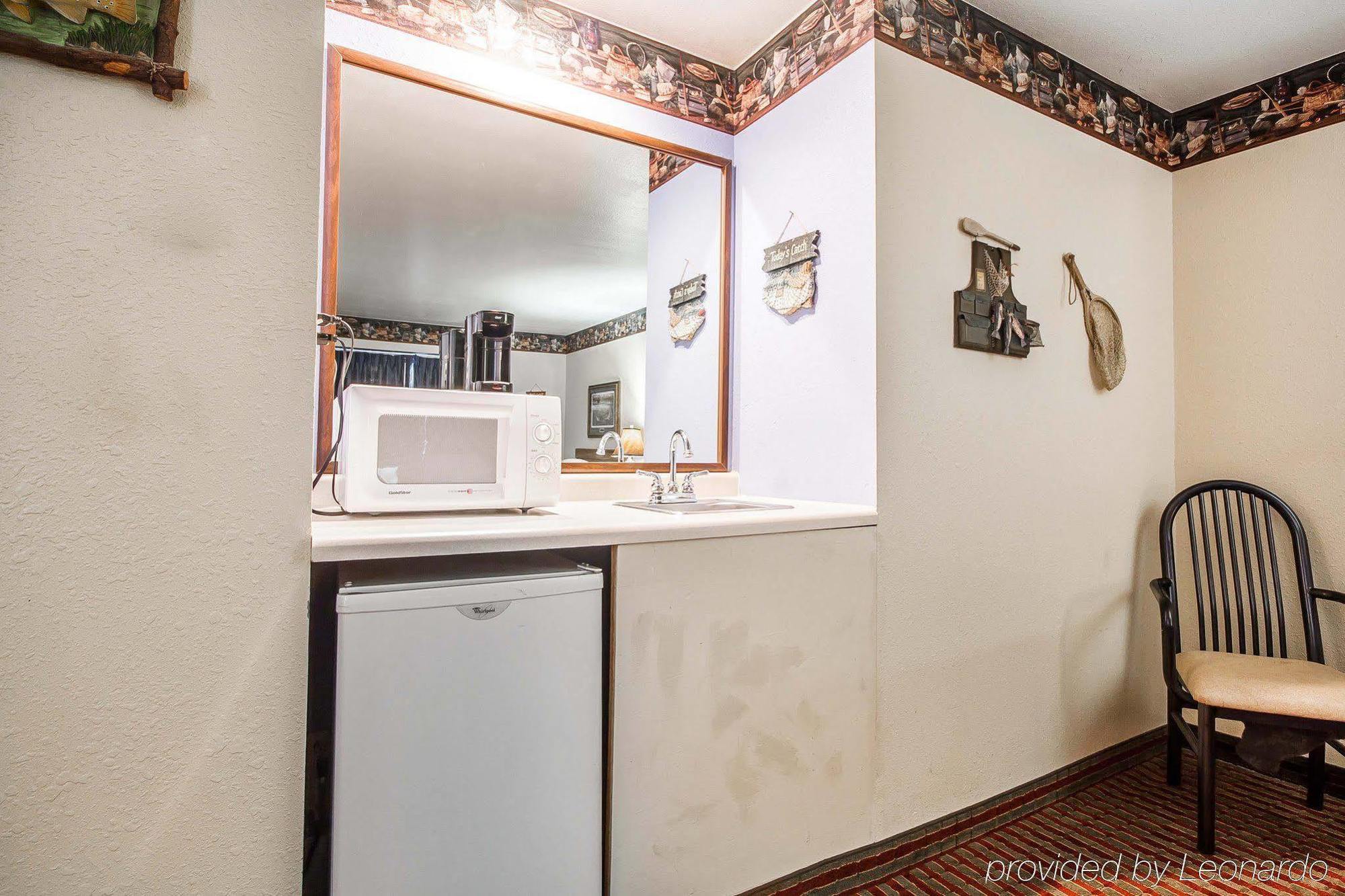 Rodeway Inn & Suites Madison East Ngoại thất bức ảnh