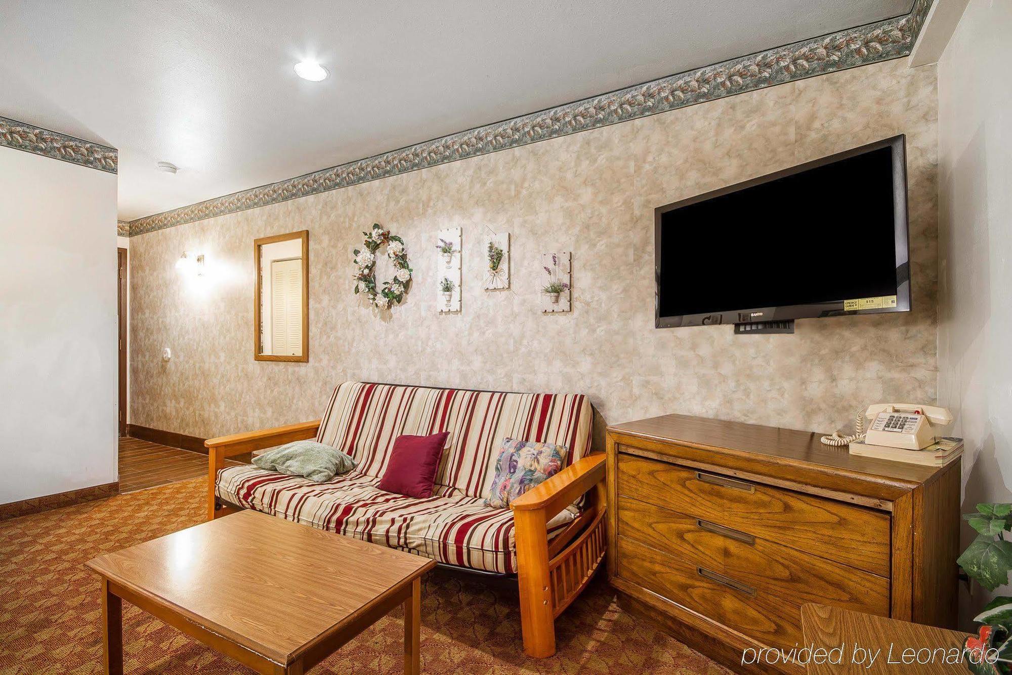 Rodeway Inn & Suites Madison East Ngoại thất bức ảnh