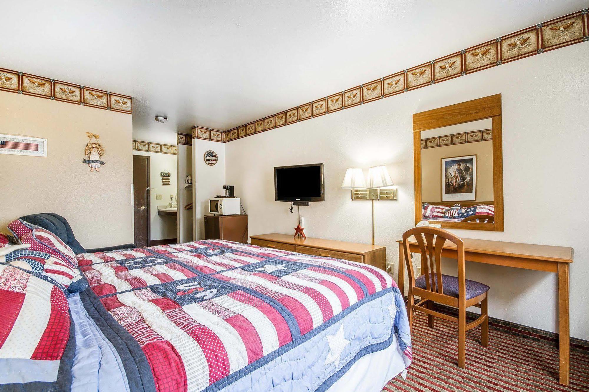 Rodeway Inn & Suites Madison East Ngoại thất bức ảnh