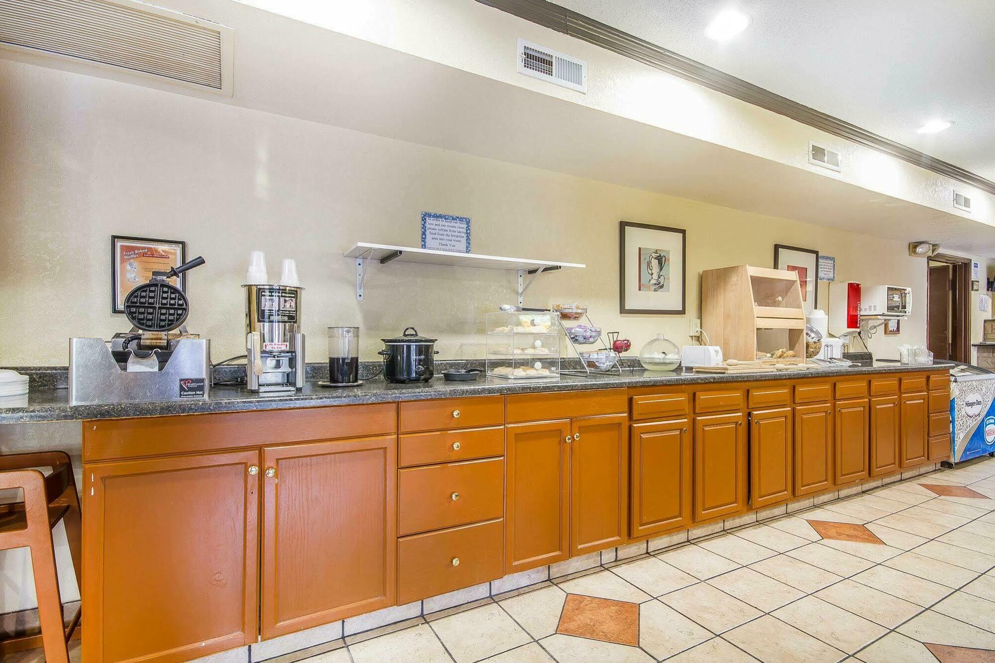 Rodeway Inn & Suites Madison East Ngoại thất bức ảnh