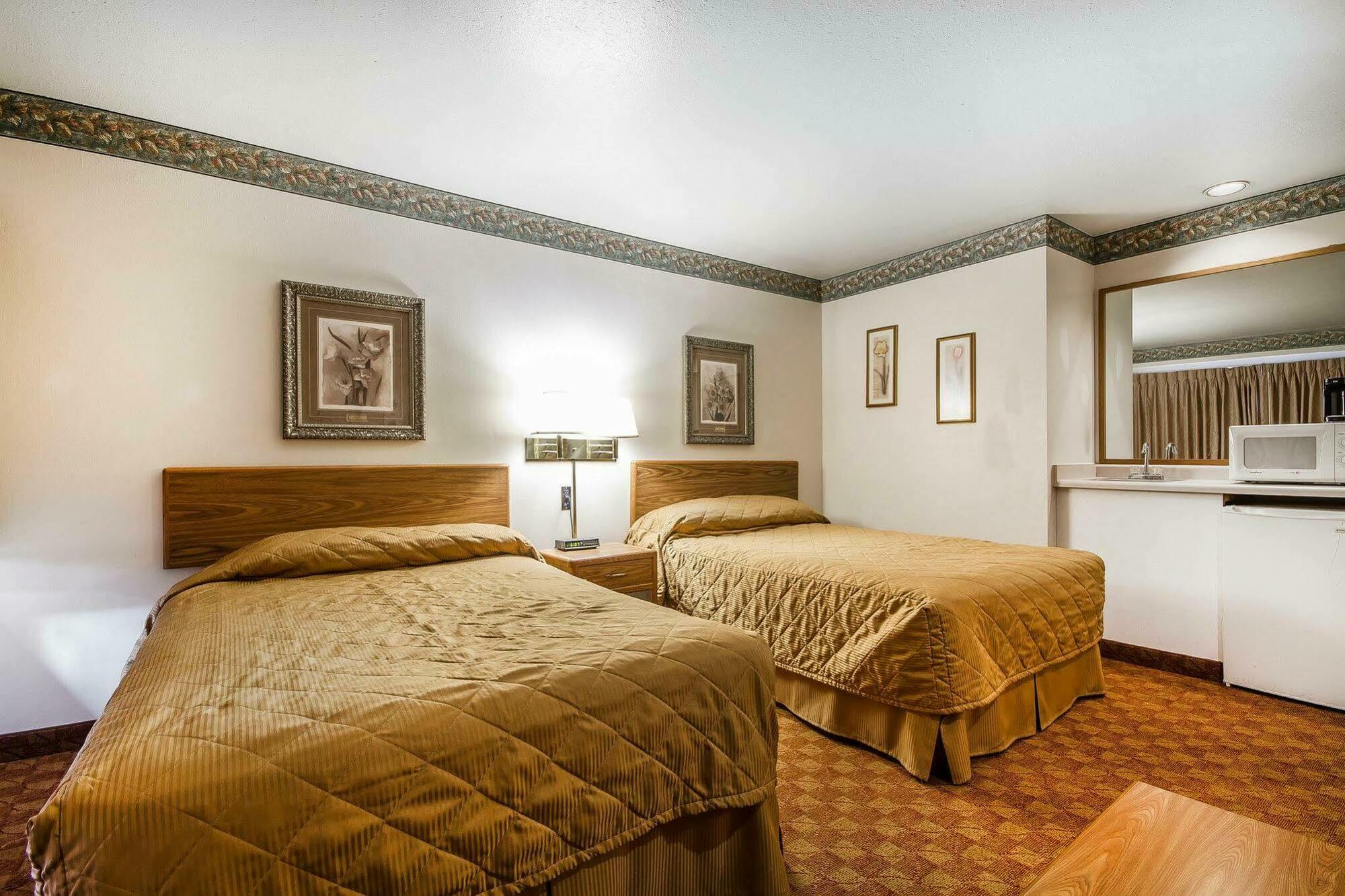 Rodeway Inn & Suites Madison East Ngoại thất bức ảnh
