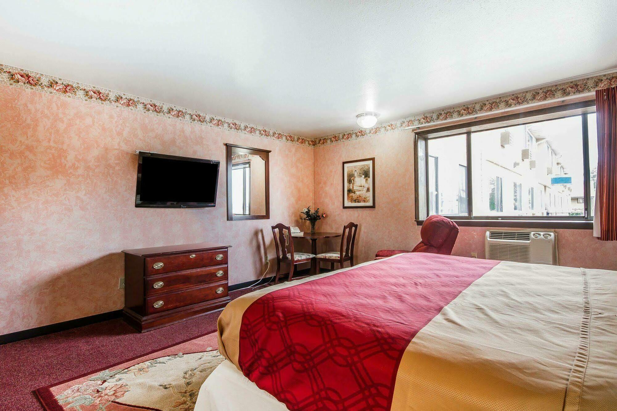Rodeway Inn & Suites Madison East Ngoại thất bức ảnh