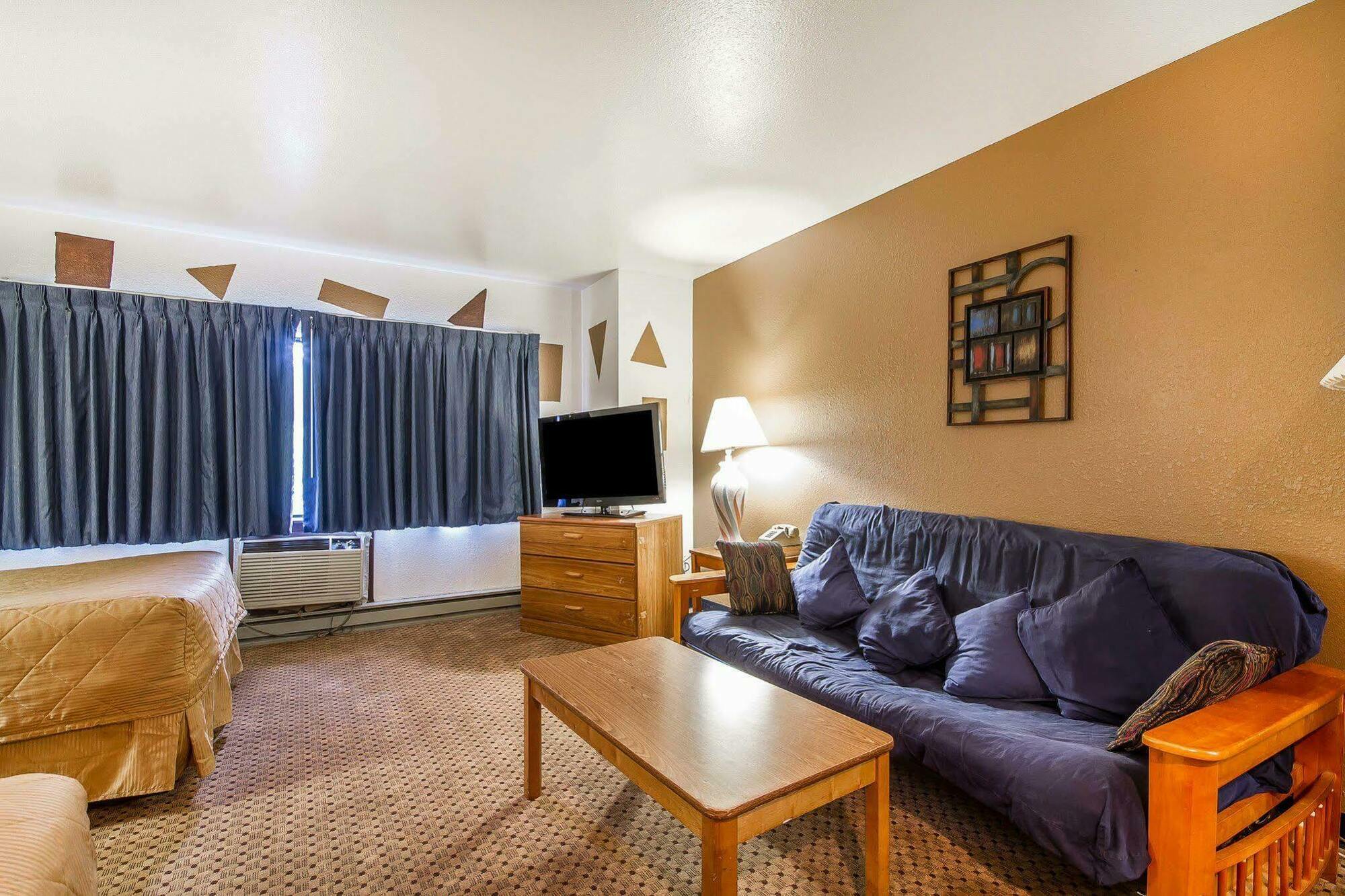 Rodeway Inn & Suites Madison East Ngoại thất bức ảnh